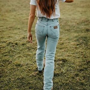 WOMEN'S WRANGLER COWBOY CUT SLIM FIT JEAN
IN BLEACH